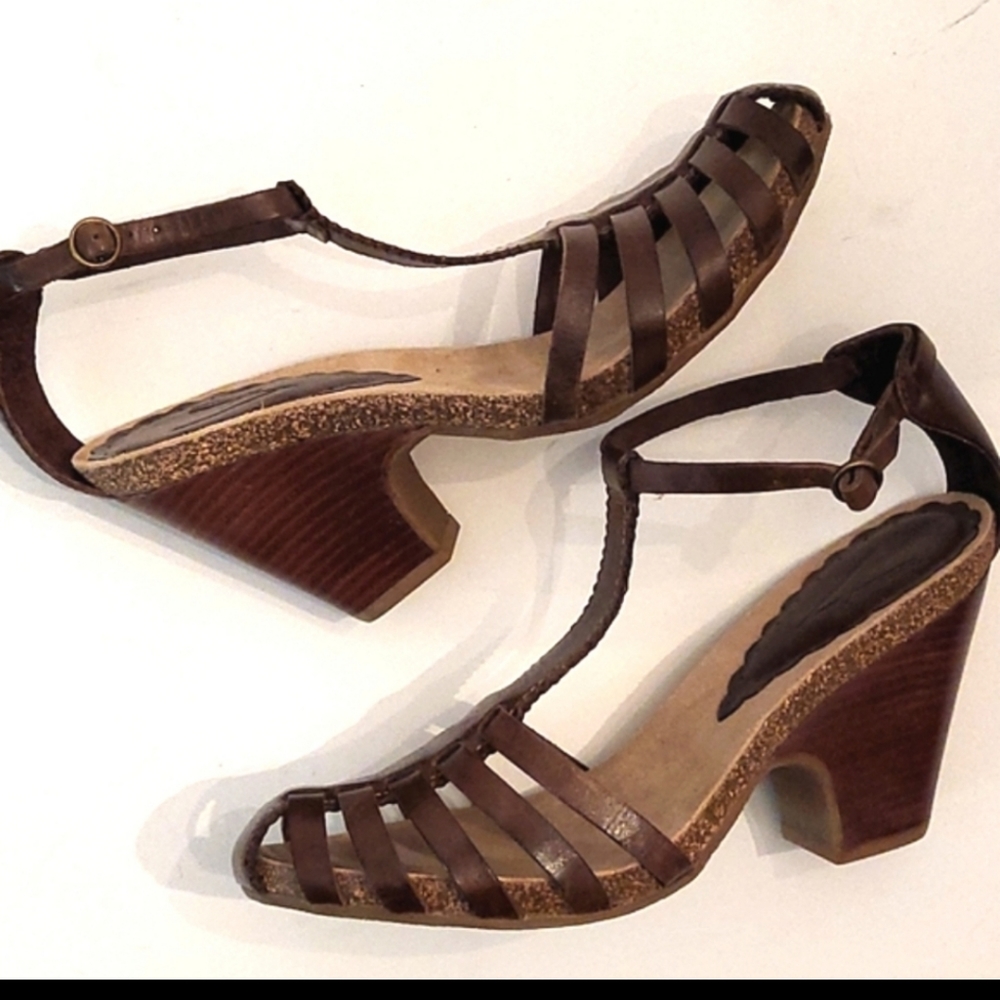 EUC Vincent Camuto cork leather strappy sandals with 3 inch heel. - Picture 3 of 6